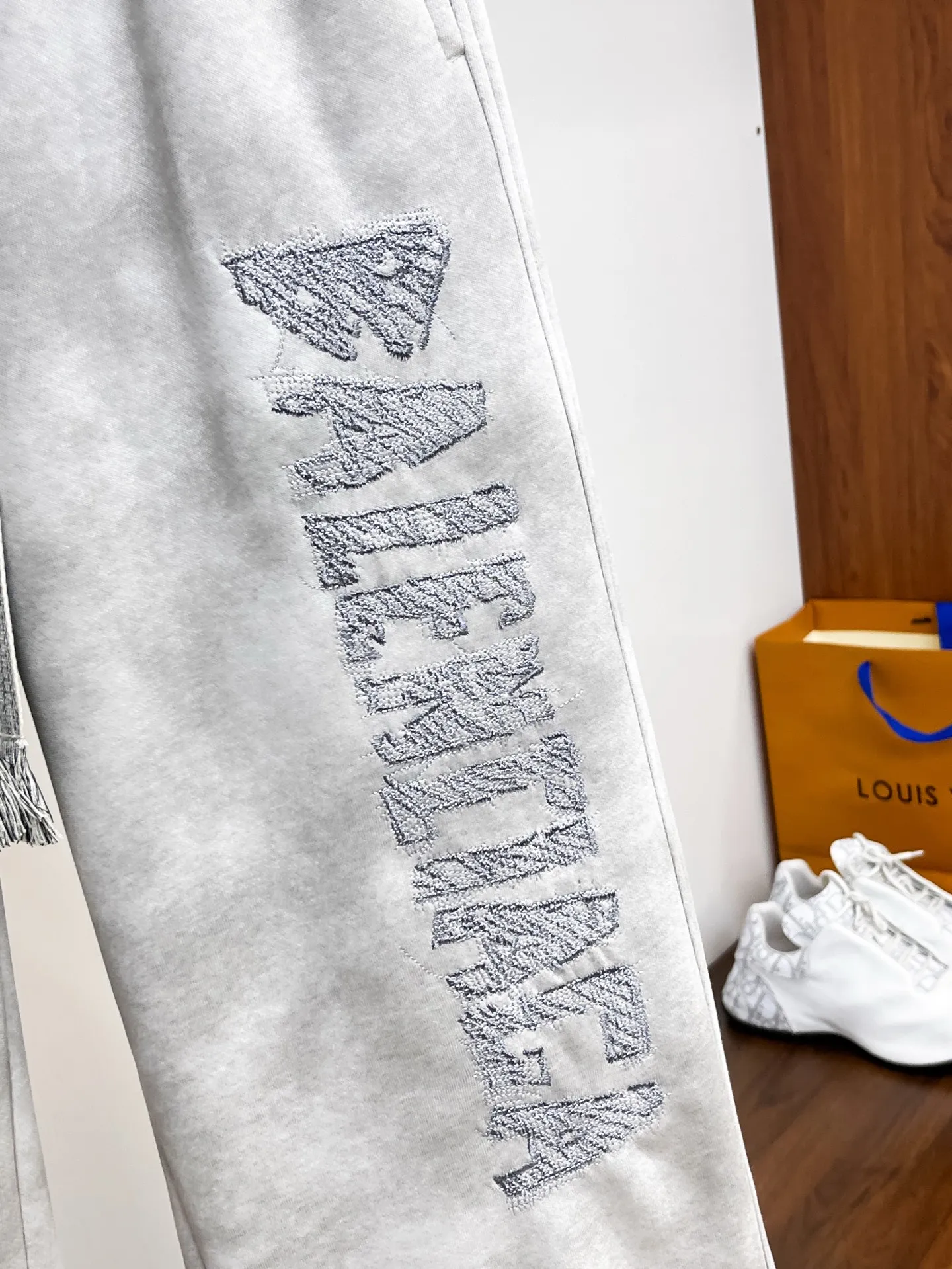 Balenciaga 🆕2026 Autumn and Winter New Arrival Casual Pants! The official website will be released simultaneously. Brand Classic LOGO casual pants, customized fabrics, excellent comfort and strong touch. Highly recognisable, perfect appearance and craftsmanship. Size:M-3XL